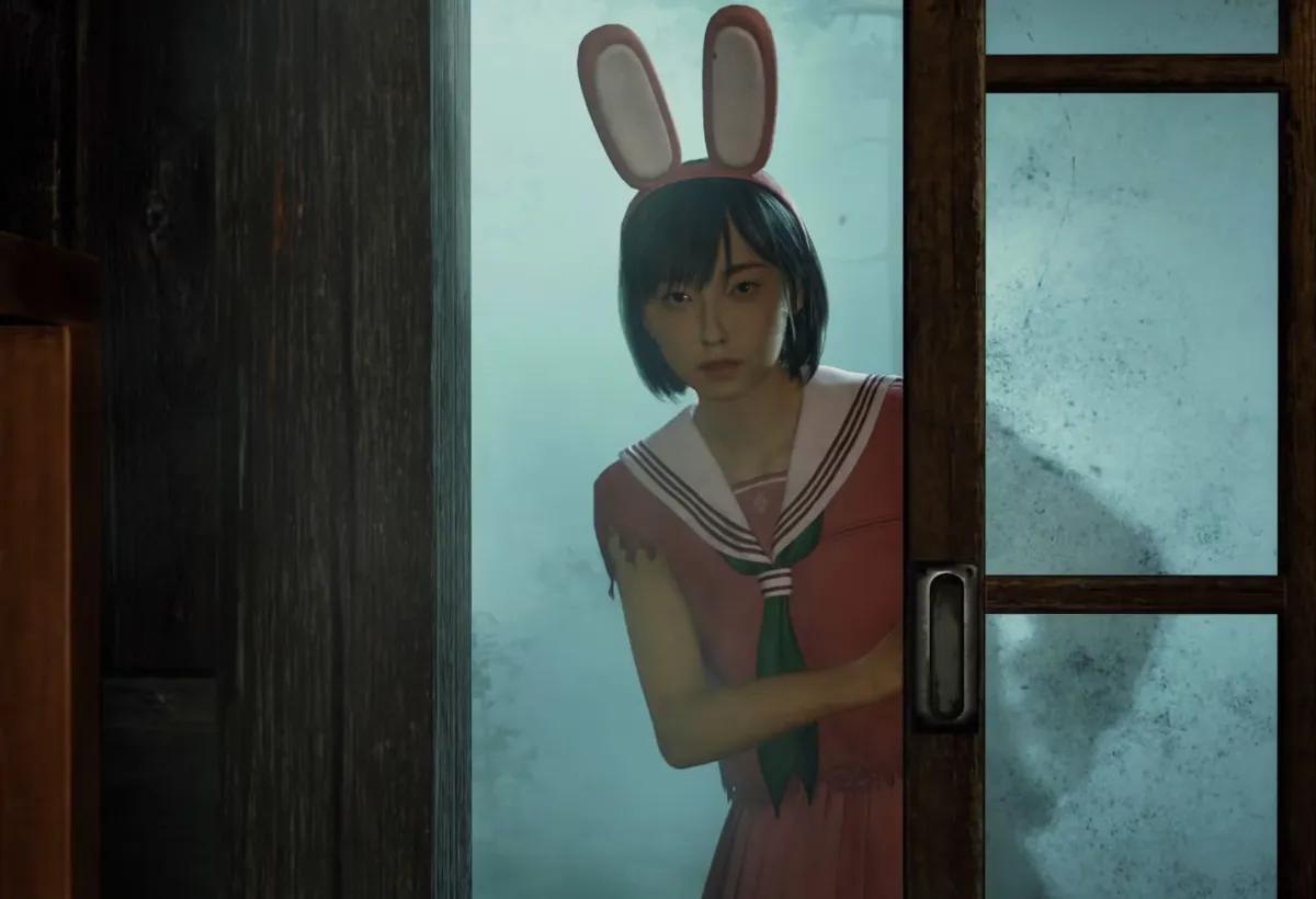 Костюм розового кролика из Silent Hill f предлагает ностальгическое облегчение на фоне ужасов