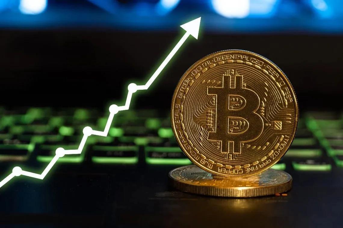 Биткойн продолжает уверенный рост: Цена достигла $93 500 на фоне коротких ликвидаций и рыночных факторов
