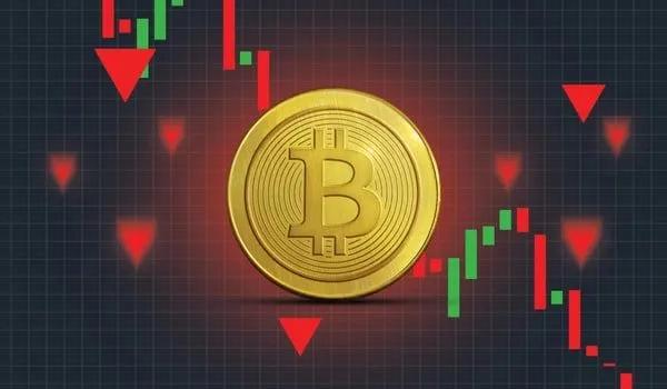BTC снова обвалился: массовая ликвидация длинных позиций на сумму 320 миллионов долларов.