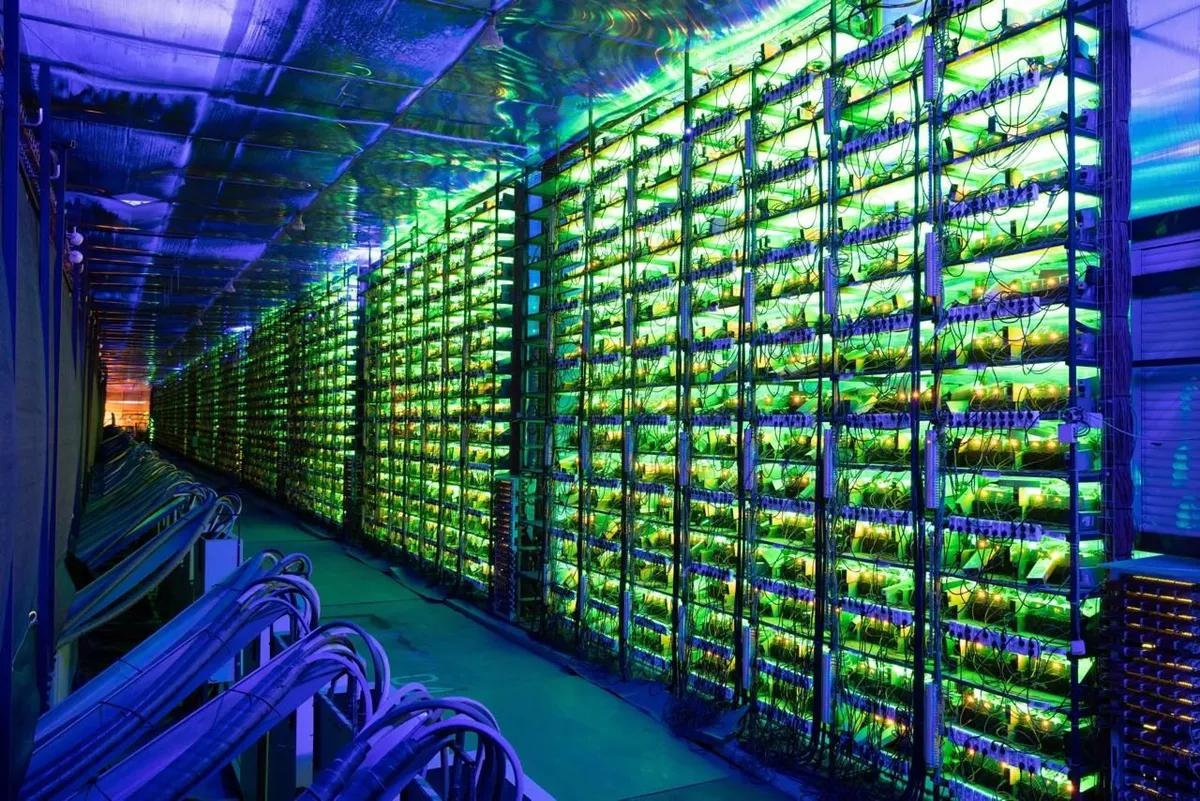Майнеры биткоинов испытывают давление из-за того, что производственные затраты превышают рыночные, что приводит к консолидации отрасли.