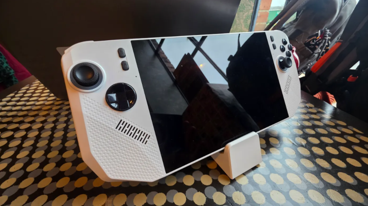 Ноутбук MSI Claw A8 BZ2EM занимает промежуточное положение между конкурентами, не меняя ход игры.