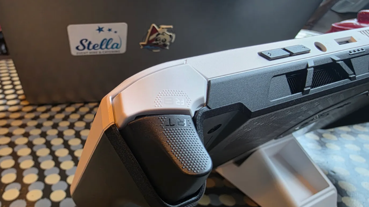 Ноутбук MSI Claw A8 BZ2EM занимает промежуточное положение между конкурентами, не меняя ход игры.