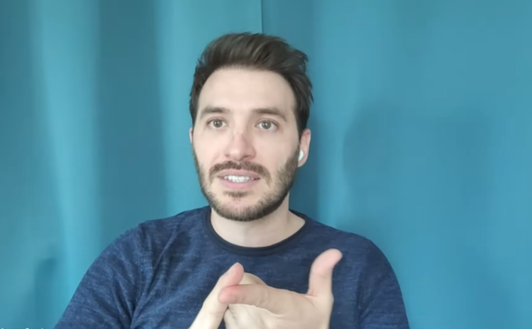 Исполнительница, работающая с технологией захвата движений, добивается признания своих персонажей на церемонии награждения в первом сезоне.